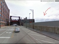 42. Zde stála budova, ve které se filmu odehrává finální požár, Google Street View