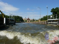 Výcvik v dravé vodě – 2012, Veltrusy – Výlet na lodích – vyplouvání z plavební komory Hořín